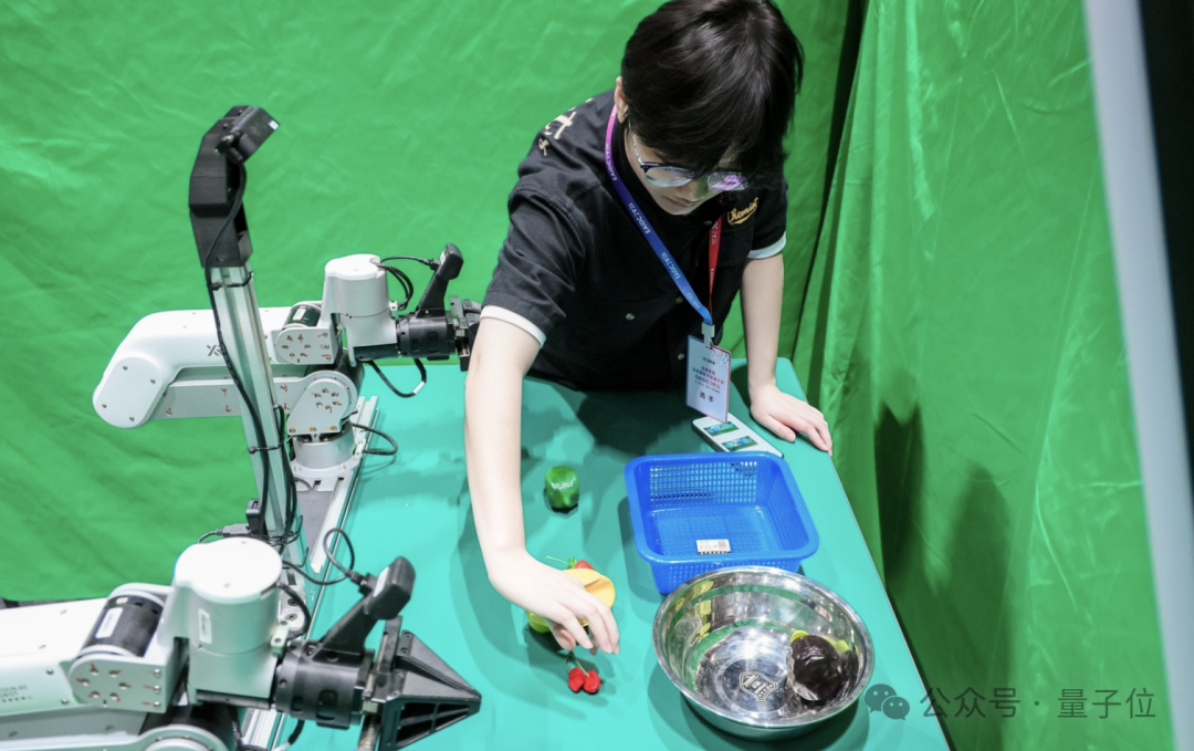 机器人线下真机对决！这届黑客松玩出新高度