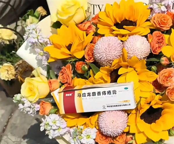 年轻人热衷给古人上坟：霍去病墓前堆满薯片、辣条