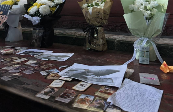 年轻人热衷给古人上坟：霍去病墓前堆满薯片、辣条