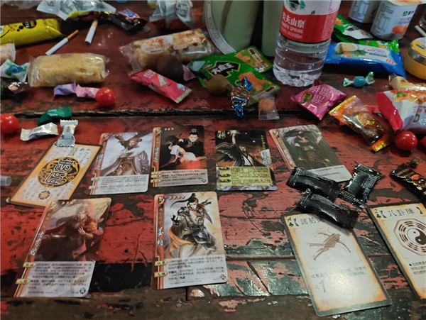 年轻人热衷给古人上坟：霍去病墓前堆满薯片、辣条