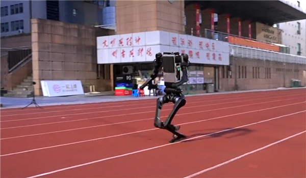 宇树机器人狂飙 10m/s 逼近博尔特 世界纪录背后网友关注点跑偏