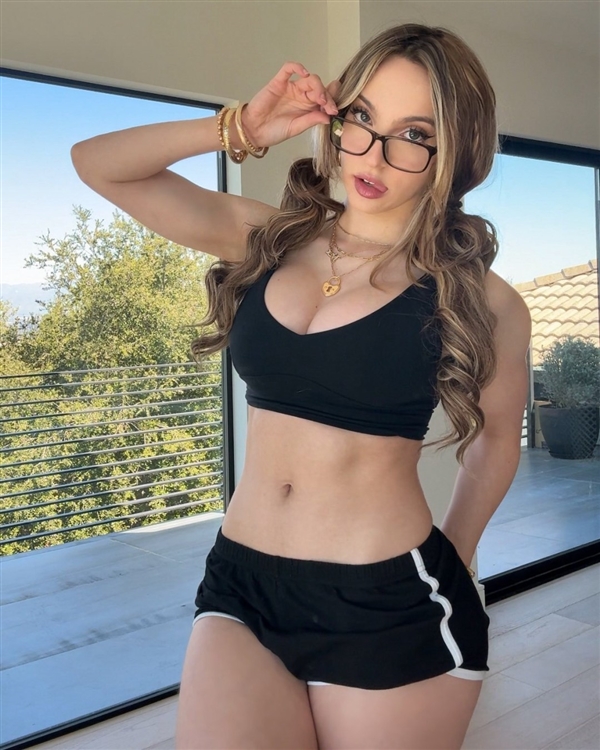 《生化危机 9》美女丧尸 Cos 图赏 让人忍不住要瞅瞅