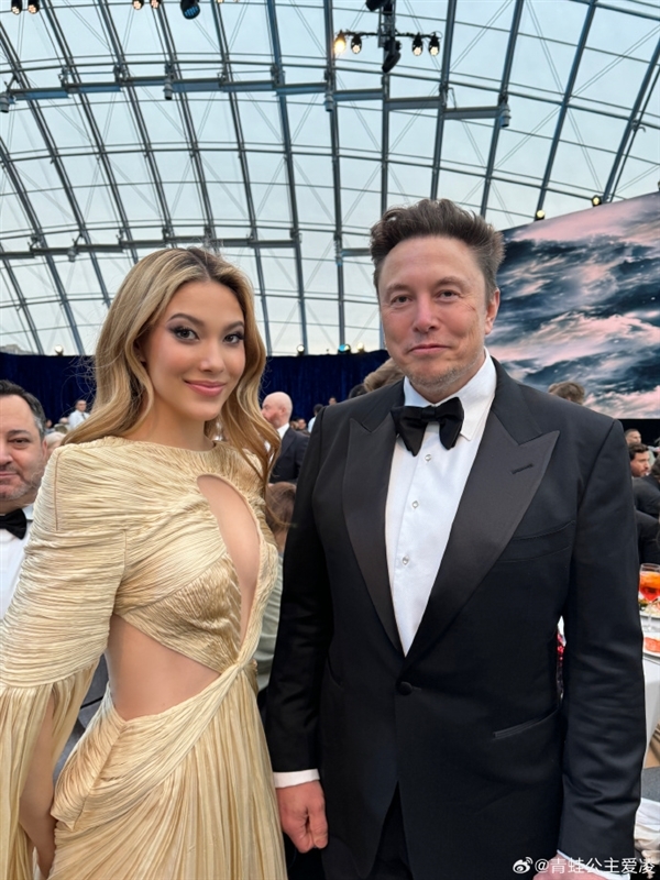 谷爱凌出席 2026 科学突破奖颁奖礼：与黄仁勋夫妇合影 气质拉满