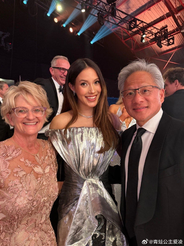谷爱凌出席 2026 科学突破奖颁奖礼：与黄仁勋夫妇合影 气质拉满