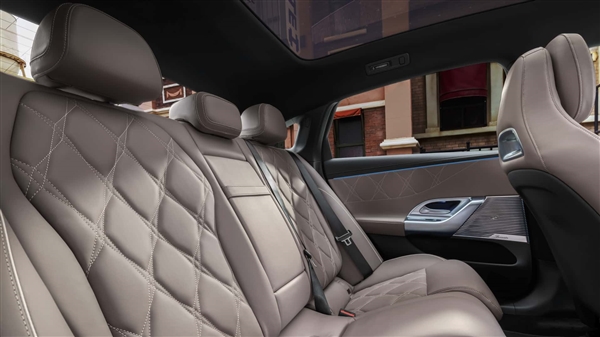 史上最运动的 C 级！奔驰 C 级纯电版全球首发：车内一块巨屏横贯前排