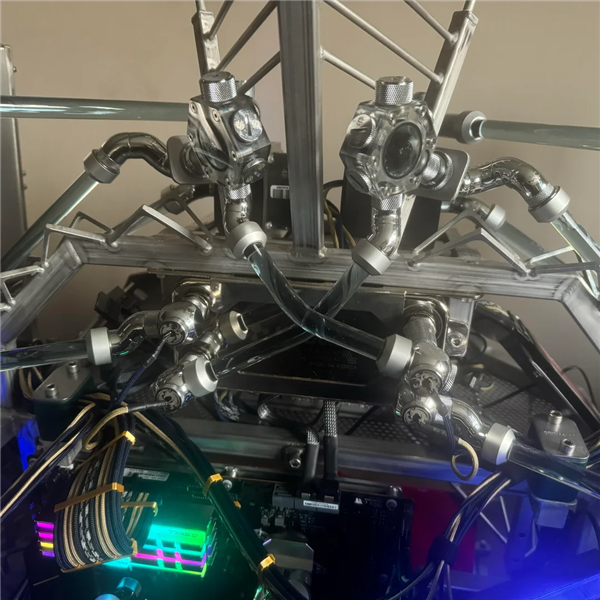 玩家耗时 4 年造出水冷巨兽主机！六翼天使风扇阵列帅炸：测漏居然靠洗洁精