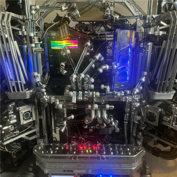 玩家耗时 4 年造出水冷巨兽主机！六翼天使风扇阵列帅炸：测漏居然靠洗洁精