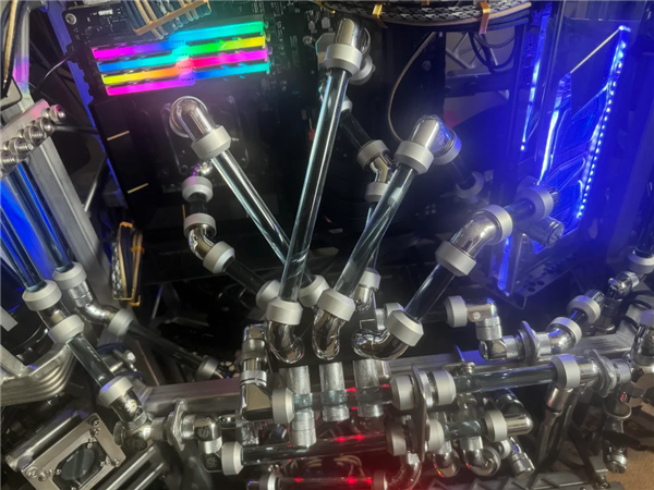 玩家耗时 4 年造出水冷巨兽主机！六翼天使风扇阵列帅炸：测漏居然靠洗洁精