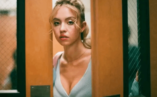 悉尼妹新剧尺度突破天际！网友热议一丝不挂扮狗玩太大