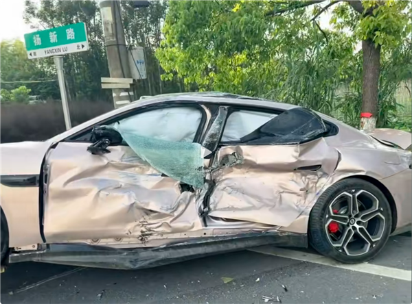 新一代小米 SU7 被大货车拦腰撞击 驾驶员毫发无伤 果断又定了一台
