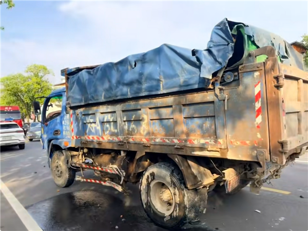 新一代小米 SU7 被大货车拦腰撞击 驾驶员毫发无伤 果断又定了一台