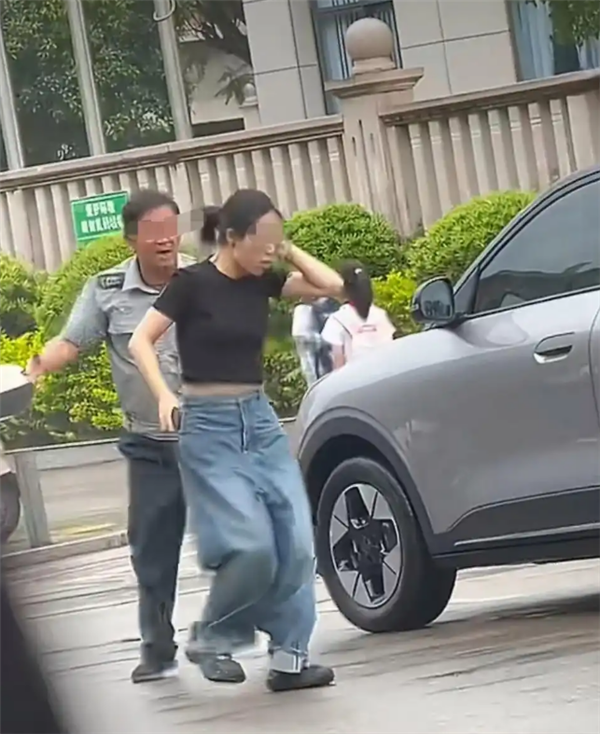女子脚踹保安被猛扇耳光！知情人士：踹人前被保安故意关车门夹腿