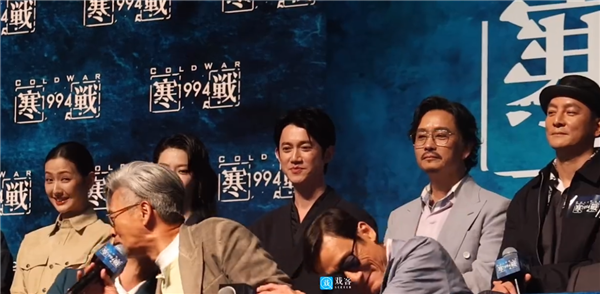 《寒战1994》发布会众星云集：周润发亲完梁家辉再亲郭富城