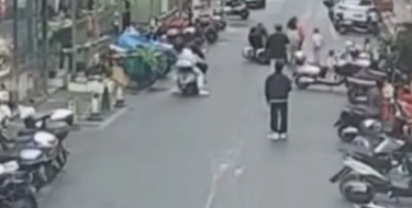 7 岁男童突然冲出马路与电车相撞 交警认定：孩子全责