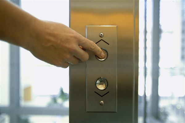 公寓电梯形似棺材 外卖员：晚上不敢去