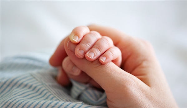 婴儿列车上哭闹 20 分钟 男子 30 秒哄好 网友：这一刻他就是全车厢的神