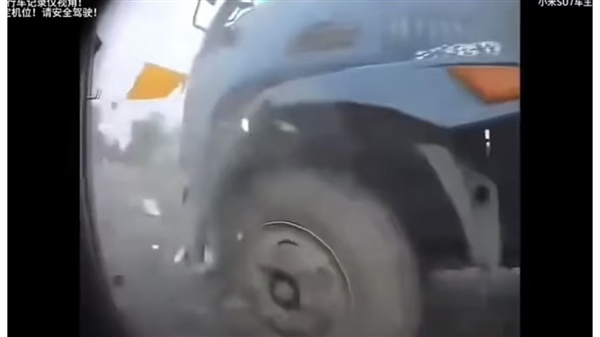 新一代小米 SU7 被大货车拦腰撞击 驾驶员毫发无伤 果断又定了一台