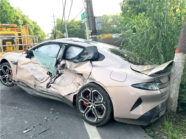 新一代小米SU7 被大货车拦腰撞击 驾驶员毫发无伤 果断又定了一台