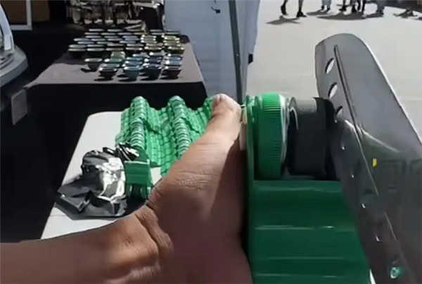 男子美国卖中国小商品月入上万美元 单件成本人民币 1 元