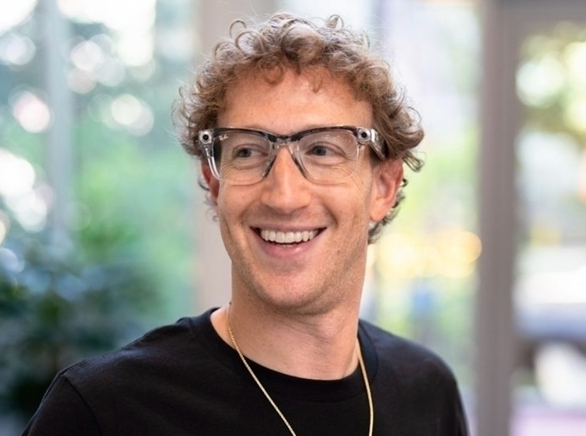 扎克伯格亲自下场写代码 把办公桌搬进 Meta AI 实验室