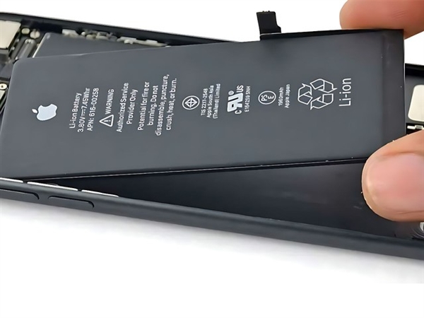 欧盟重拳出击！梦回可拆卸电池时代：机子停产厂商也得造 5 年备用电池