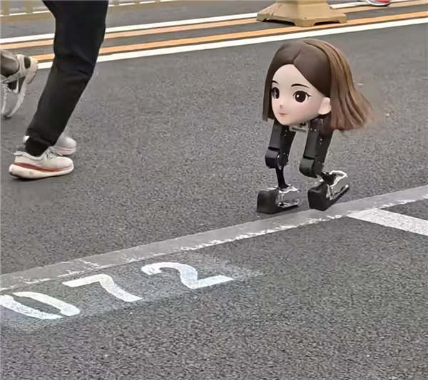 豆包脖子以下全是腿！网友自制豆脚机器人参加马拉松