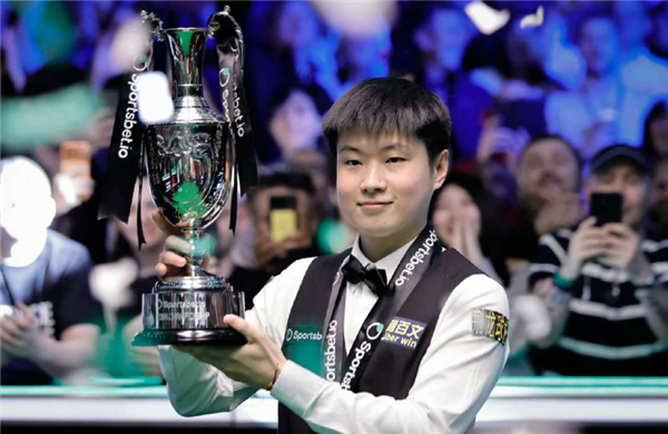 10-3 横扫世界第一！赵心童创历史包揽三冠 夺得斯诺克巡回锦标赛冠军