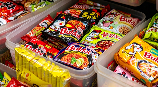 包装袋断供：韩国泡面“裸奔”！