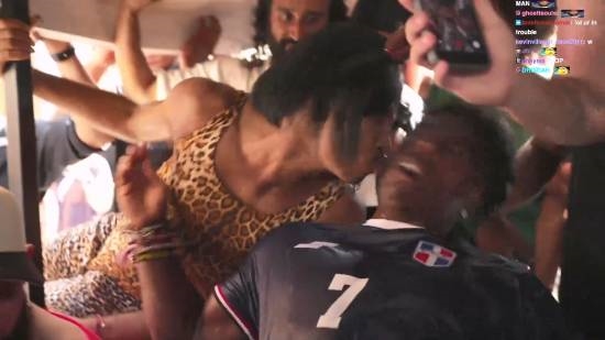 甲亢哥遭跨性别强吻！豹纹装+留胡子辣眼睛