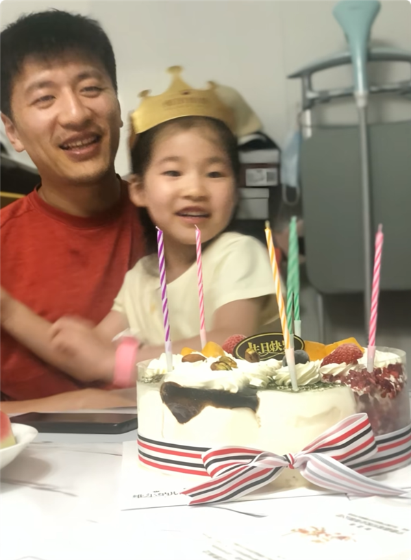 张雪峰42岁冥诞 女儿张姩菡发文：爸爸 我很想你