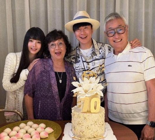 打破分手传闻！44岁林俊杰携母亲参加23岁女友毕业典礼