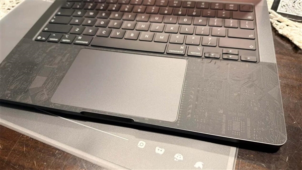 MacBook Pro键盘不是金属！用户贴膜用吹风机：按键直接熔化变形