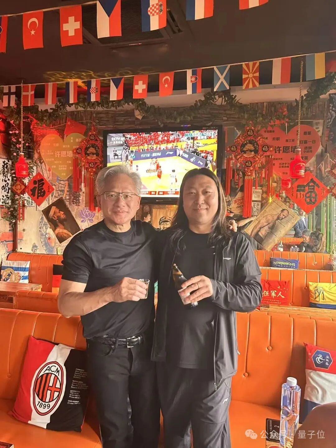 黄仁勋打卡北京必吃榜，后海酒吧老板透露他承诺每年都来