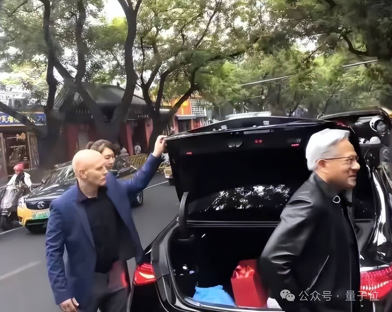 黄仁勋打卡北京必吃榜，后海酒吧老板透露他承诺每年都来