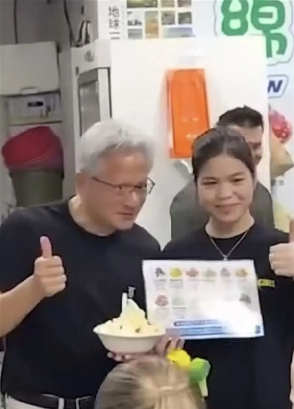 黄仁勋现身中国台北夜市吃绵绵冰胡椒饼 还用闽南语点赞