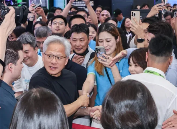 黄仁勋成台北电脑展顶流：热情与女粉握手拍照 和全场同喊 Jensen