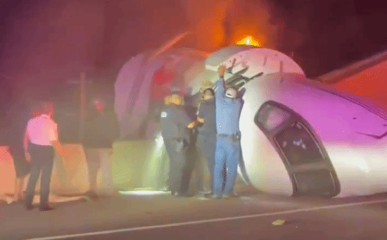 百万富翁乘私人飞机坠亡!撞上公路汽车 火光冲天