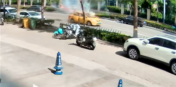 汽车行驶中突发爆炸大量碎片飞溅 当地回应:系油改气车辆 已移交官方