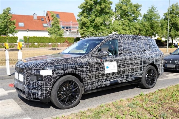 宝马首款纯电SUV iX7谍照曝光:翼片式门把手一碰就开 大屏还能玩游戏