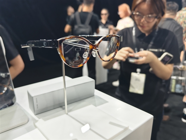 主动AI记忆+换电架构!闪极loomos L1 AI眼镜发布:首发价2699元起