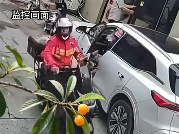 开门杀秒变关门杀！女子下车瞬间被电动车猛撞回车内 骑手判主责