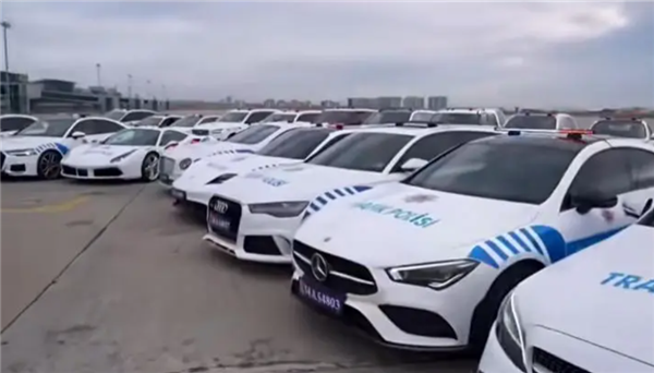 法拉利、路虎大揽子排队站！土耳其超跑警车车队又火了：没一辆买的 全靠收缴