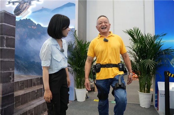 94岁抗美援朝老兵体验外骨骼：国产智能科技飞速进步倍感欣慰