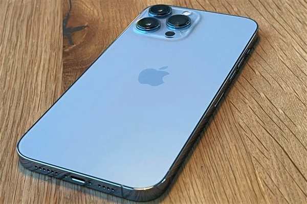 iPhone 18 Pro Max包装盒流出：清新配色撞脸远峰蓝 一秒梦回iPhone 13 Pro