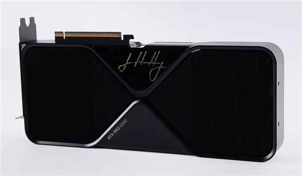 接近估价10倍！黄仁勋亲签RTX Pro 6000 Blackwell拍出5.7万美元