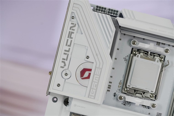 沉金+背钻工艺 七彩虹iGame X870E白火神图赏 专为AMD X3D处理器打造