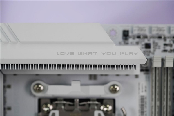 沉金+背钻工艺 七彩虹iGame X870E白火神图赏 专为AMD X3D处理器打造