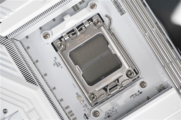 沉金+背钻工艺 七彩虹iGame X870E白火神图赏 专为AMD X3D处理器打造