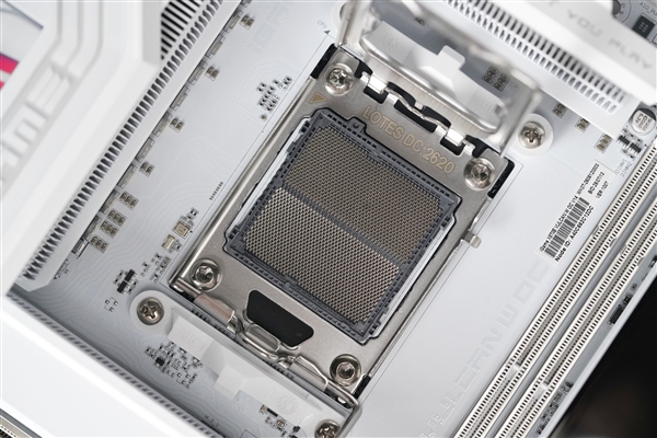 沉金+背钻工艺 七彩虹iGame X870E白火神图赏 专为AMD X3D处理器打造