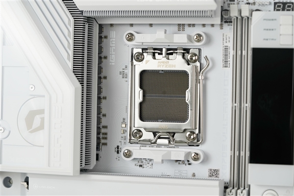 沉金+背钻工艺 七彩虹iGame X870E白火神图赏 专为AMD X3D处理器打造